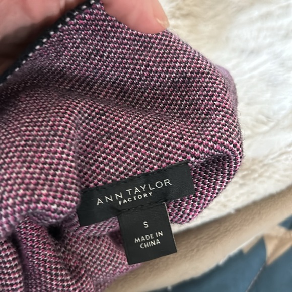 Ann Taylor Black w Pink Floral Sweater in Womens Small - Picture 4 of 4